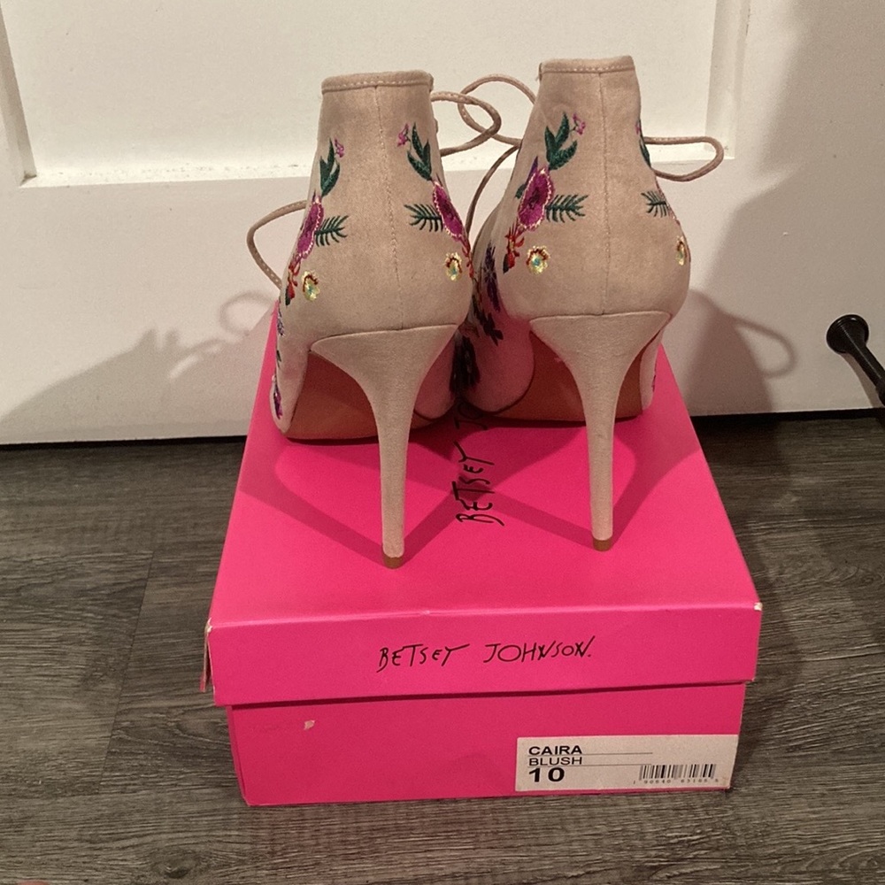 NWB Betsy Johnson Floral Embroidered Heels size 10 **Smoke Free * No RETURNS